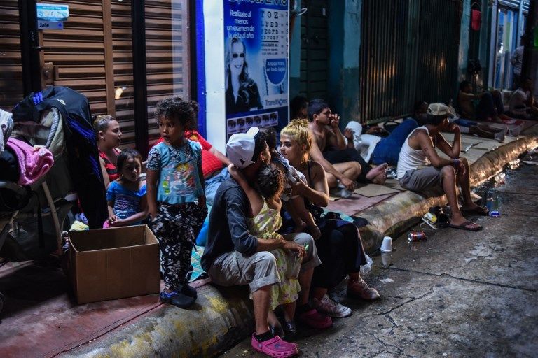 La caravana de indocumentados, que salió de Honduras el 13 de octubre con unos 1.000 migrantes que huyeron de la violencia, se hace más grande conforme sigue su recorrido hacia México. 