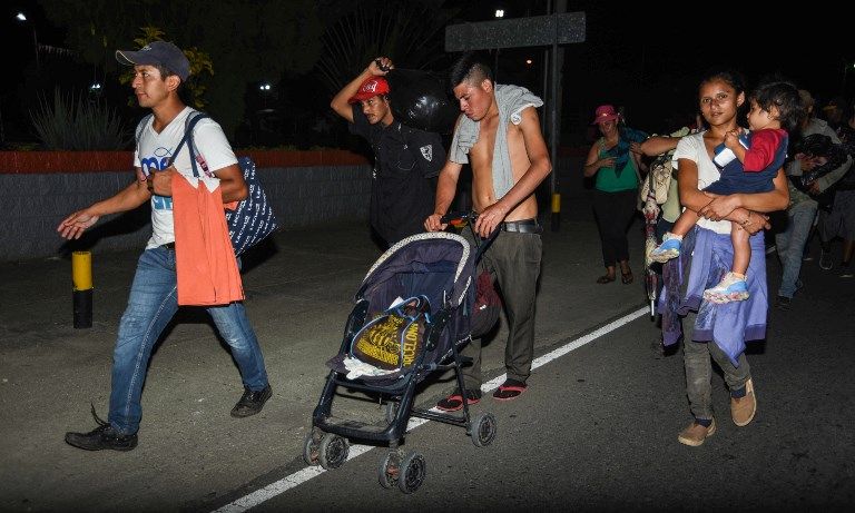 La caravana de indocumentados, que salió de Honduras el 13 de octubre con unos 1.000 migrantes que huyeron de la violencia, se hace más grande conforme sigue su recorrido hacia México. 