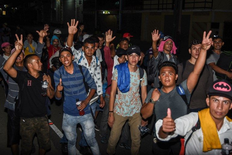 La caravana de indocumentados, que salió de Honduras el 13 de octubre con unos 1.000 migrantes que huyeron de la violencia, se hace más grande conforme sigue su recorrido hacia México. 