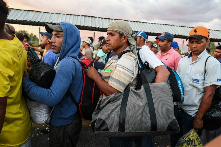 La caravana de indocumentados, que salió de Honduras el 13 de octubre con unos 1.000 migrantes que huyeron de la violencia, se hace más grande conforme sigue su recorrido hacia México. 