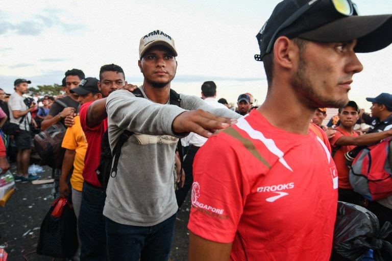 La caravana de indocumentados, que salió de Honduras el 13 de octubre con unos 1.000 migrantes que huyeron de la violencia, se hace más grande conforme sigue su recorrido hacia México. 