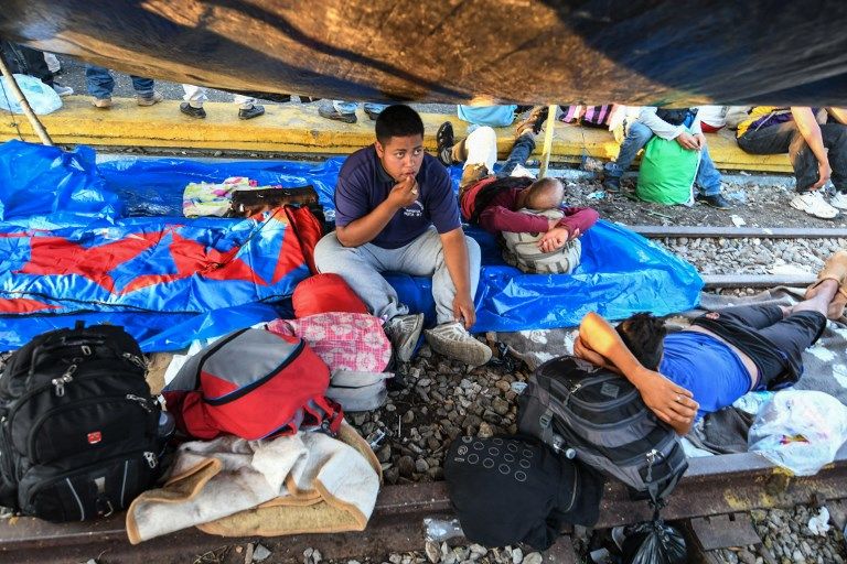 La caravana de indocumentados, que salió de Honduras el 13 de octubre con unos 1.000 migrantes que huyeron de la violencia, se hace más grande conforme sigue su recorrido hacia México. 