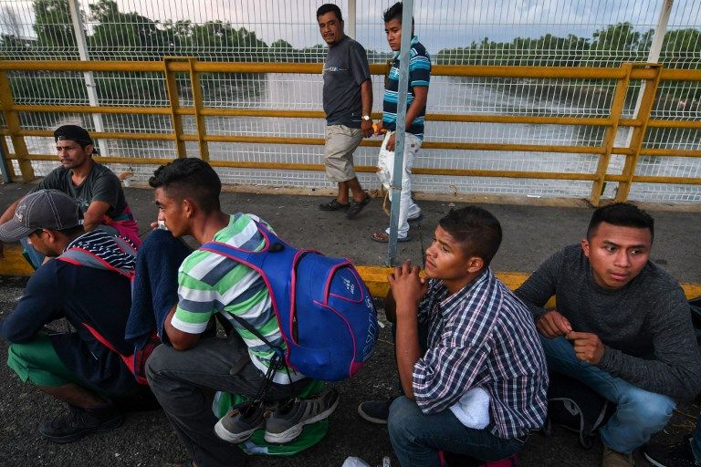 La caravana de indocumentados, que salió de Honduras el 13 de octubre con unos 1.000 migrantes que huyeron de la violencia, se hace más grande conforme sigue su recorrido hacia México. 