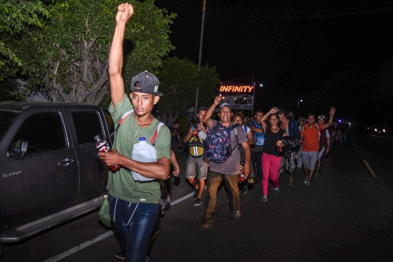 La caravana de indocumentados, que salió de Honduras el 13 de octubre con unos 1.000 migrantes que huyeron de la violencia, se hace más grande conforme sigue su recorrido hacia México. 