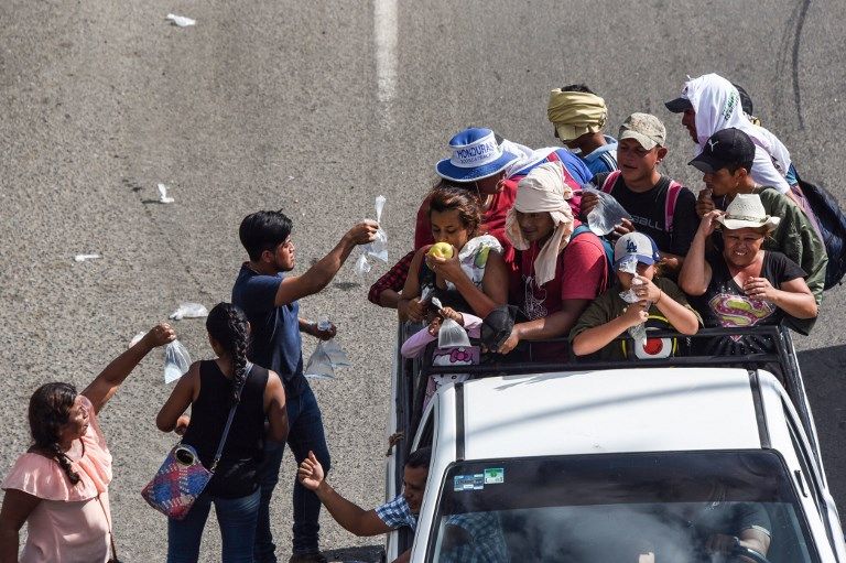 La caravana de indocumentados, que salió de Honduras el 13 de octubre con unos 1.000 migrantes que huyeron de la violencia, se hace más grande conforme sigue su recorrido hacia México. 