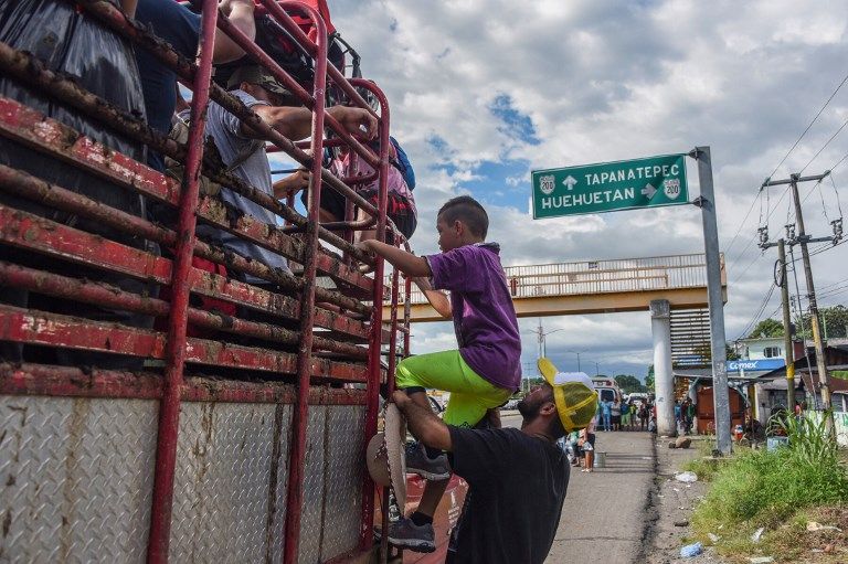 La caravana de indocumentados, que salió de Honduras el 13 de octubre con unos 1.000 migrantes que huyeron de la violencia, se hace más grande conforme sigue su recorrido hacia México. 