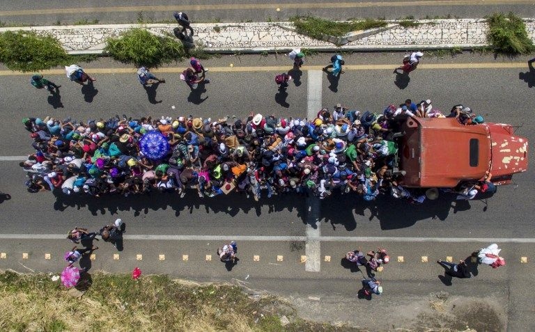 La caravana de indocumentados, que salió de Honduras el 13 de octubre con unos 1.000 migrantes que huyeron de la violencia, se hace más grande conforme sigue su recorrido hacia México. 