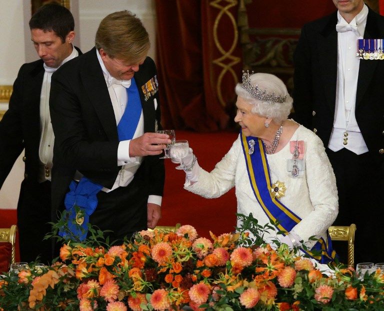 La reina de Holanda volvió a deslumbrar en un banquete ofrecido por la reina de Inglaterra a su esposo.