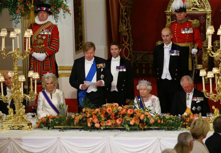 La reina de Holanda volvió a deslumbrar en un banquete ofrecido por la reina de Inglaterra a su esposo.