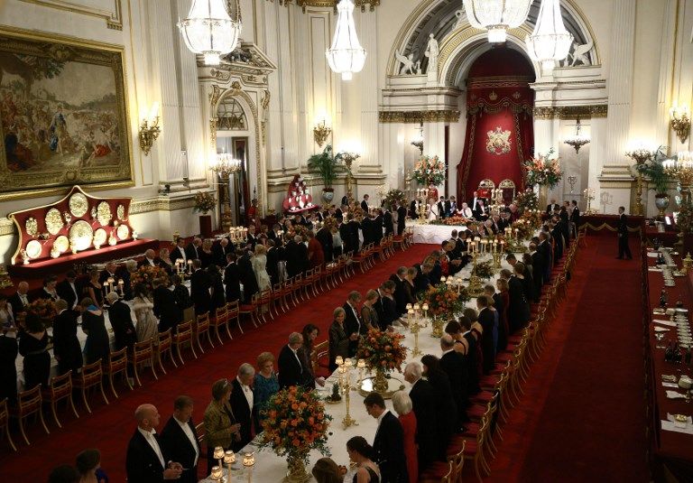 La reina de Holanda volvió a deslumbrar en un banquete ofrecido por la reina de Inglaterra a su esposo.