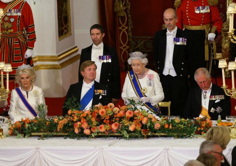 La reina de Holanda volvió a deslumbrar en un banquete ofrecido por la reina de Inglaterra a su esposo.