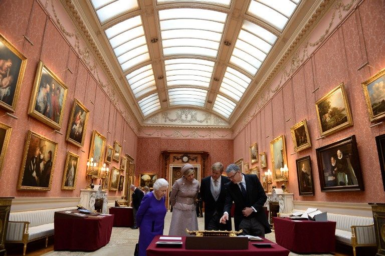 La reina de Holanda volvió a deslumbrar en un banquete ofrecido por la reina de Inglaterra a su esposo.