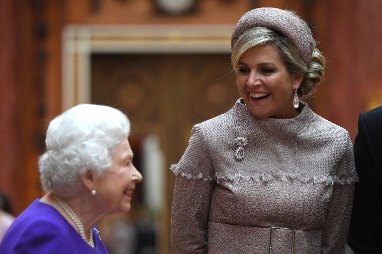 La reina de Holanda volvió a deslumbrar en un banquete ofrecido por la reina de Inglaterra a su esposo.