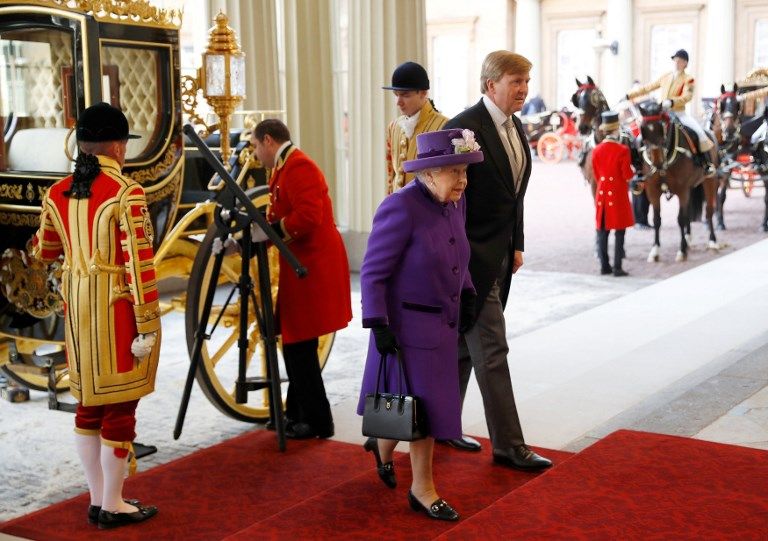 La reina de Holanda volvió a deslumbrar en un banquete ofrecido por la reina de Inglaterra a su esposo.