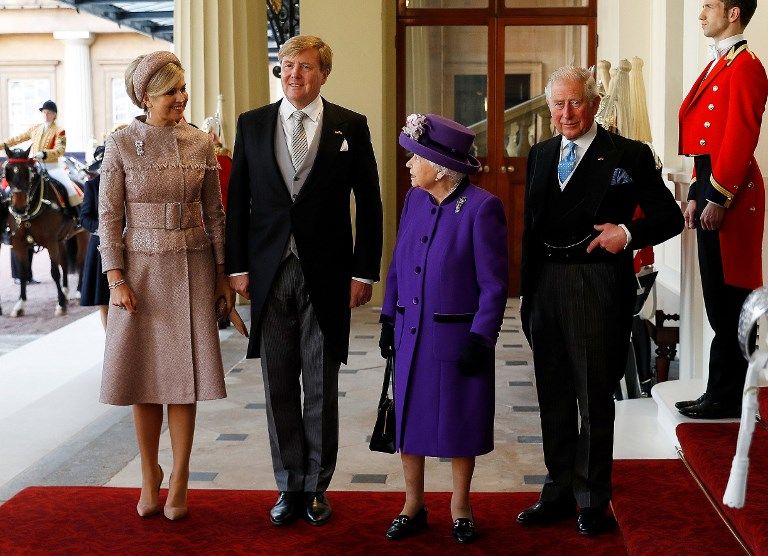 La reina de Holanda volvió a deslumbrar en un banquete ofrecido por la reina de Inglaterra a su esposo.