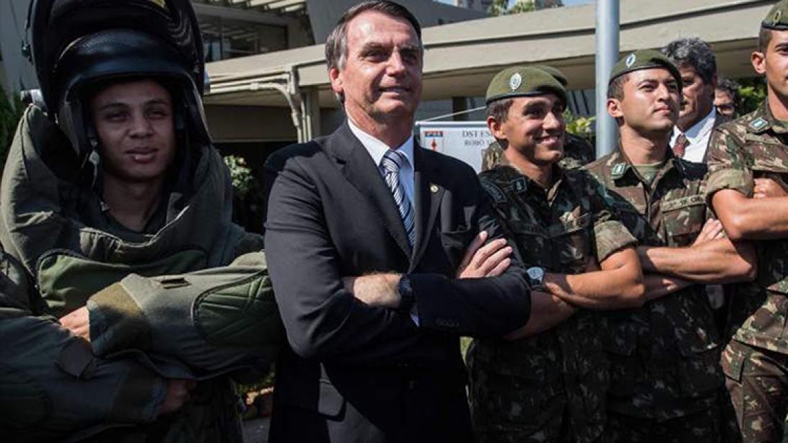 Jair Bolsonaro stands with Army officers.