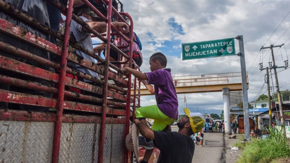La caravana de indocumentados, que salió de Honduras el 13 de octubre con unos 1.000 migrantes que huyeron de la violencia, se hace más grande conforme sigue su recorrido hacia México.
