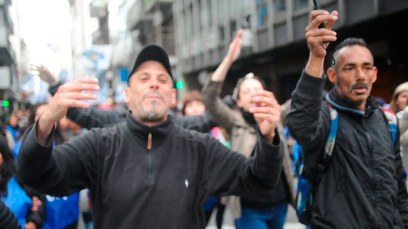 A pesar de los incidentes, miles de personas se manifestaron de forma pacífica.