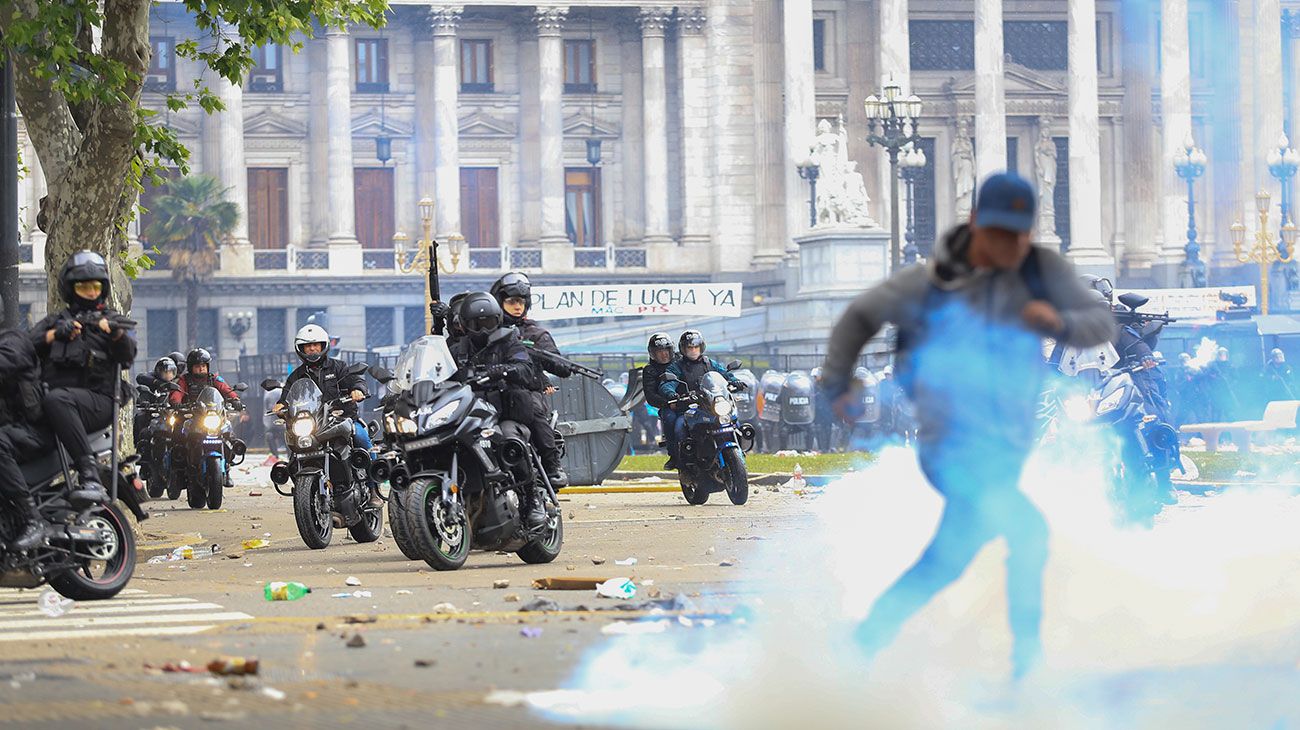 La policía reprime manifestantes en las inmediaciones del Congreso donde se discute el Presupuesto 2019.