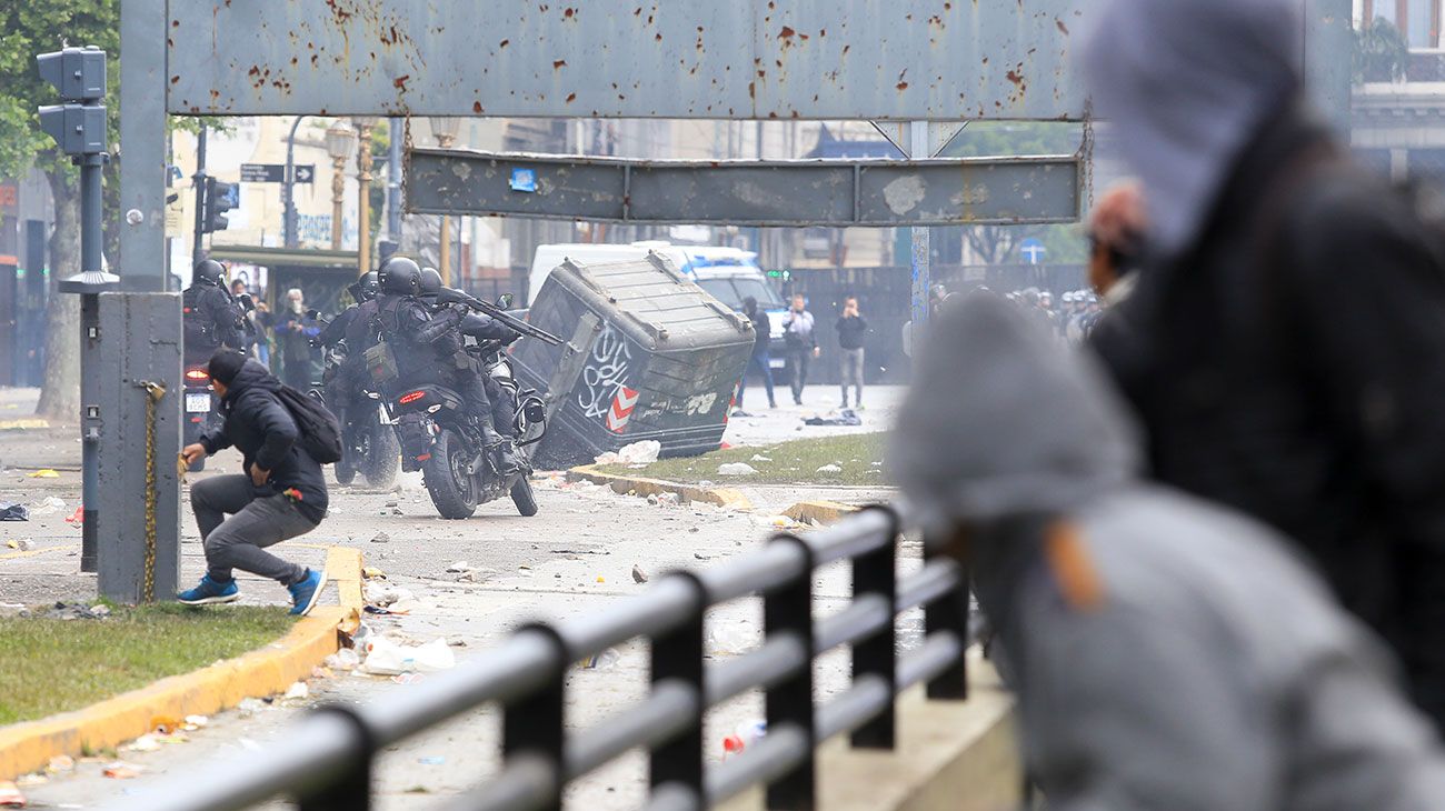 La policía reprime manifestantes en las inmediaciones del Congreso donde se discute el Presupuesto 2019.