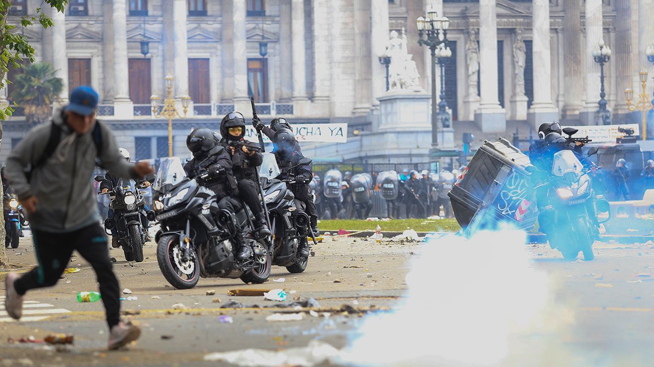 La policía reprime manifestantes en las inmediaciones del Congreso donde se discute el Presupuesto 2019.