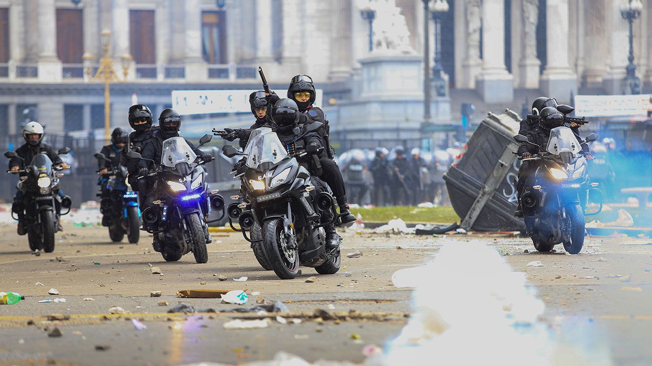 La policía reprime manifestantes en las inmediaciones del Congreso donde se discute el Presupuesto 2019.