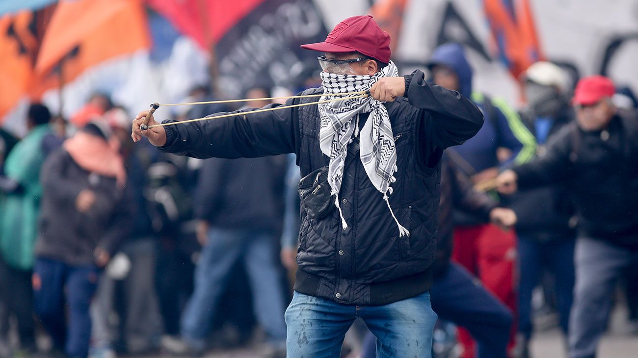 La policía reprime manifestantes en las inmediaciones del Congreso donde se discute el Presupuesto 2019.