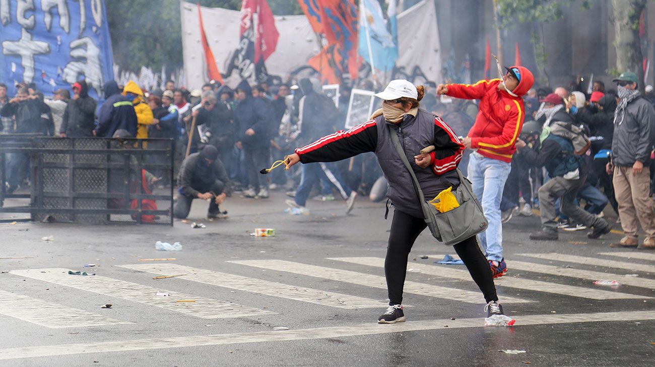 La policía reprime manifestantes en las inmediaciones del Congreso donde se discute el Presupuesto 2019.