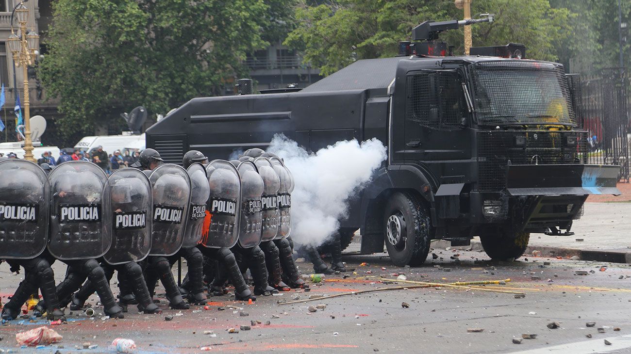 La policía reprime manifestantes en las inmediaciones del Congreso donde se discute el Presupuesto 2019.