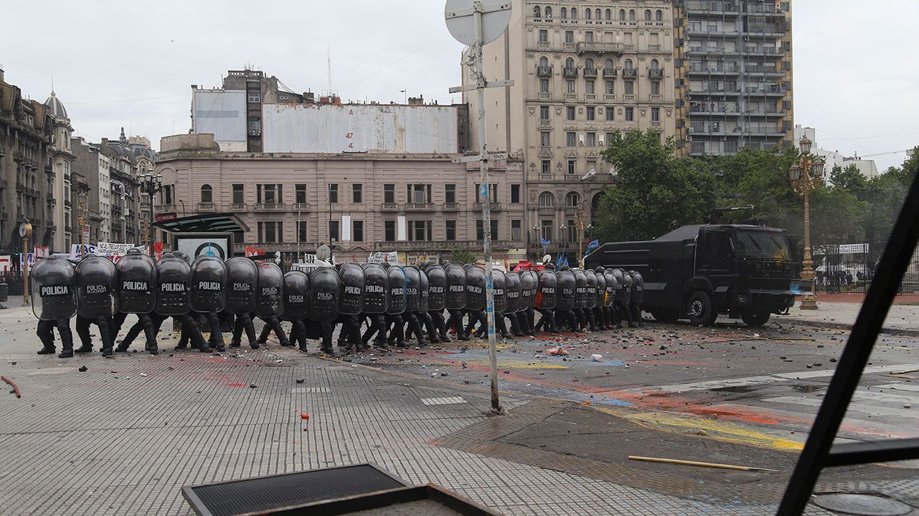 La policía reprime manifestantes en las inmediaciones del Congreso donde se discute el Presupuesto 2019.