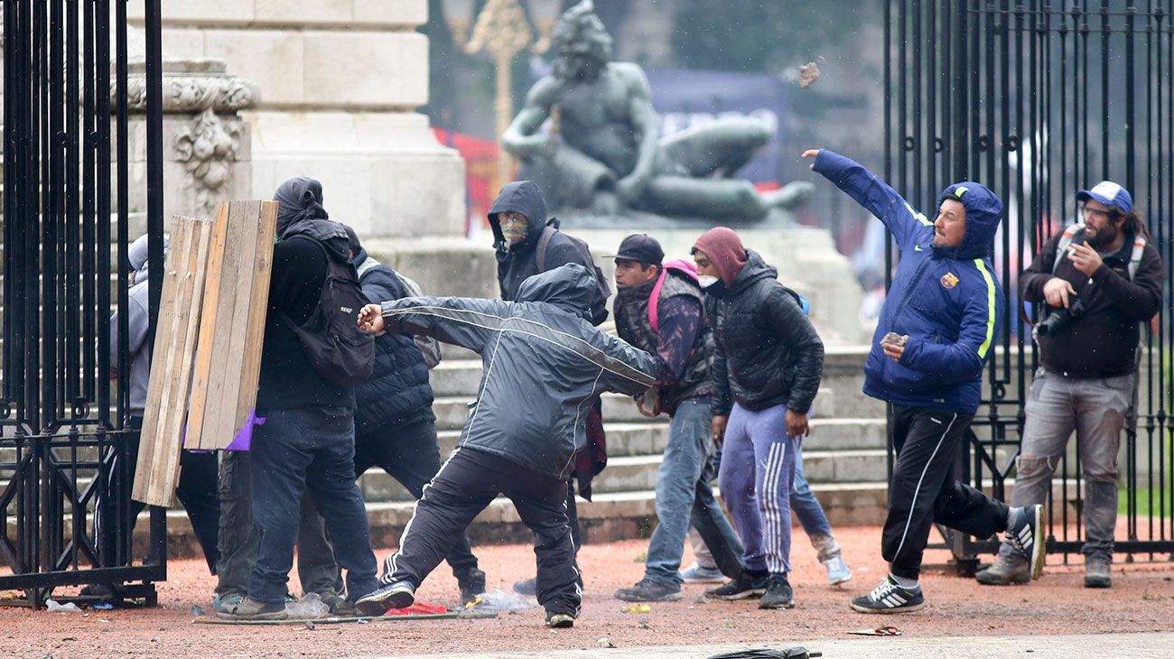 La policía reprime manifestantes en las inmediaciones del Congreso donde se discute el Presupuesto 2019.