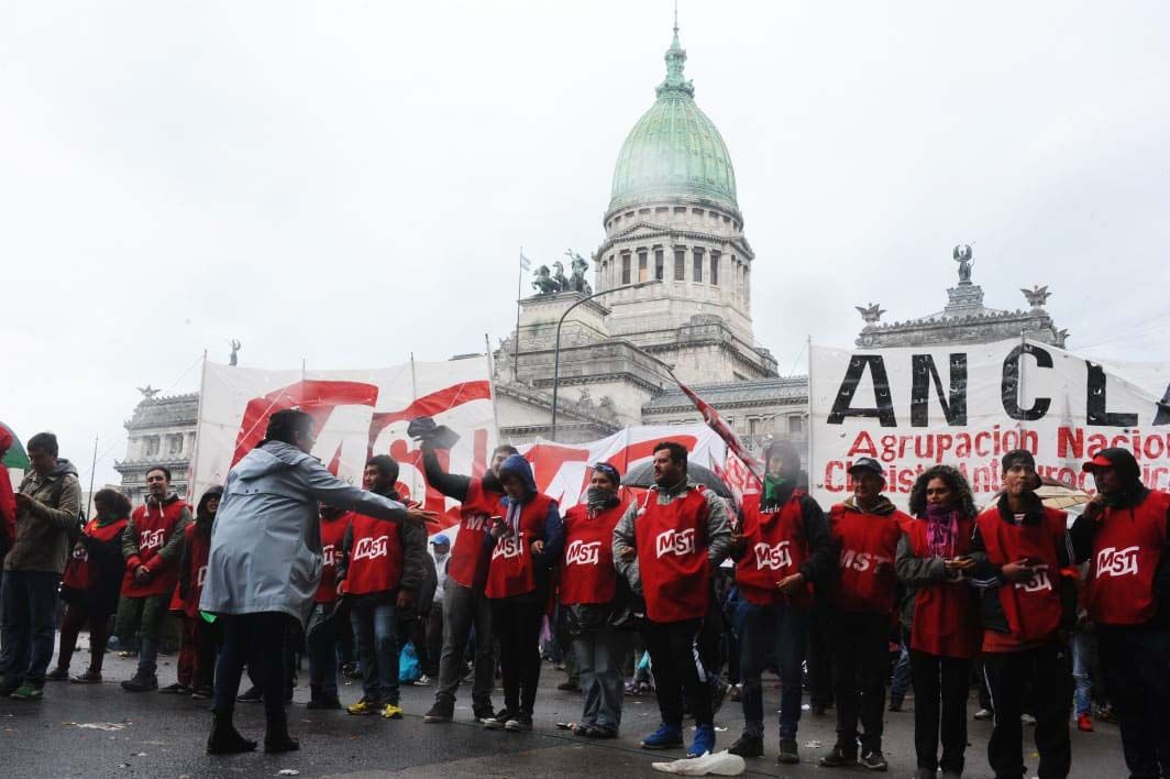  Incidentes en el congreso durante la votación del presupuesto.