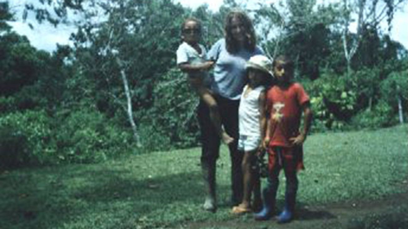 En Colombia. Putumayo Karen Marón con niños indígenas.