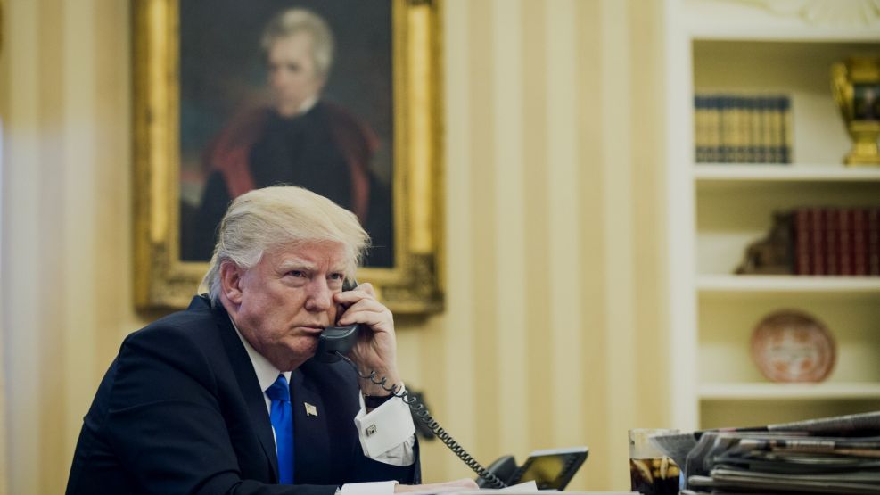 Archivo. Donald Trump al teléfono.