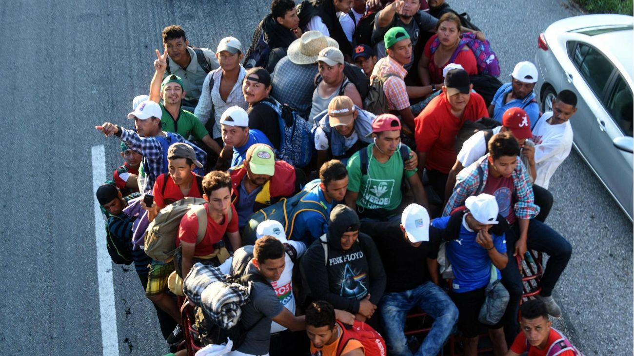 EN MÉXICO. La caravana, compuesta por unos 3.630 migrantes, según las autoridades y unos 5.500 según los organizadores, recibe ayuda de las personas de las ciudades en las que se detienen.