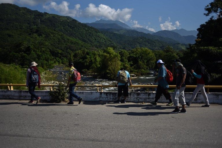 EN MÉXICO. La caravana, compuesta por unos 3.630 migrantes, según las autoridades y unos 5.500 según los organizadores, recibe ayuda de las personas de las ciudades en las que se detienen.