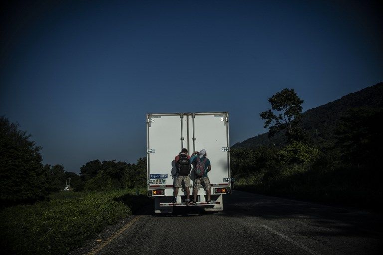 EN MÉXICO. La caravana, compuesta por unos 3.630 migrantes, según las autoridades y unos 5.500 según los organizadores, recibe ayuda de las personas de las ciudades en las que se detienen.