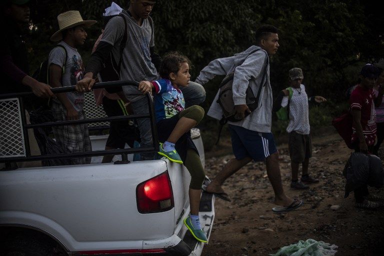 EN MÉXICO. La caravana, compuesta por unos 3.630 migrantes, según las autoridades y unos 5.500 según los organizadores, recibe ayuda de las personas de las ciudades en las que se detienen.