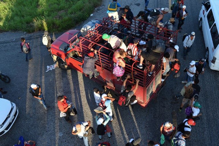 EN MÉXICO. La caravana, compuesta por unos 3.630 migrantes, según las autoridades y unos 5.500 según los organizadores, recibe ayuda de las personas de las ciudades en las que se detienen.