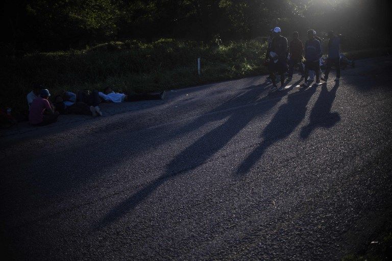 EN MÉXICO. La caravana, compuesta por unos 3.630 migrantes, según las autoridades y unos 5.500 según los organizadores, recibe ayuda de las personas de las ciudades en las que se detienen.