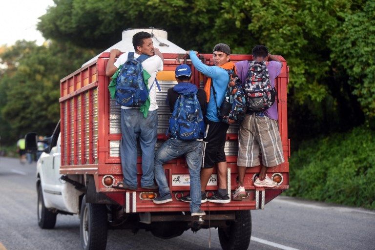 EN MÉXICO. La caravana, compuesta por unos 3.630 migrantes, según las autoridades y unos 5.500 según los organizadores, recibe ayuda de las personas de las ciudades en las que se detienen.