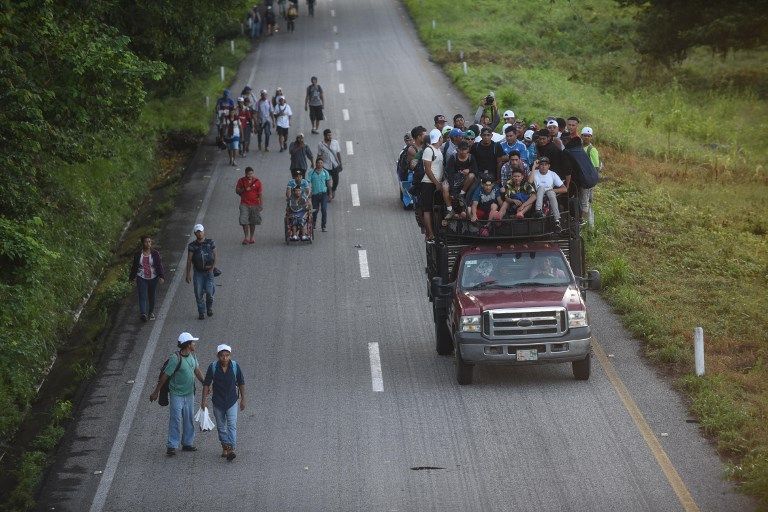 EN MÉXICO. La caravana, compuesta por unos 3.630 migrantes, según las autoridades y unos 5.500 según los organizadores, recibe ayuda de las personas de las ciudades en las que se detienen.