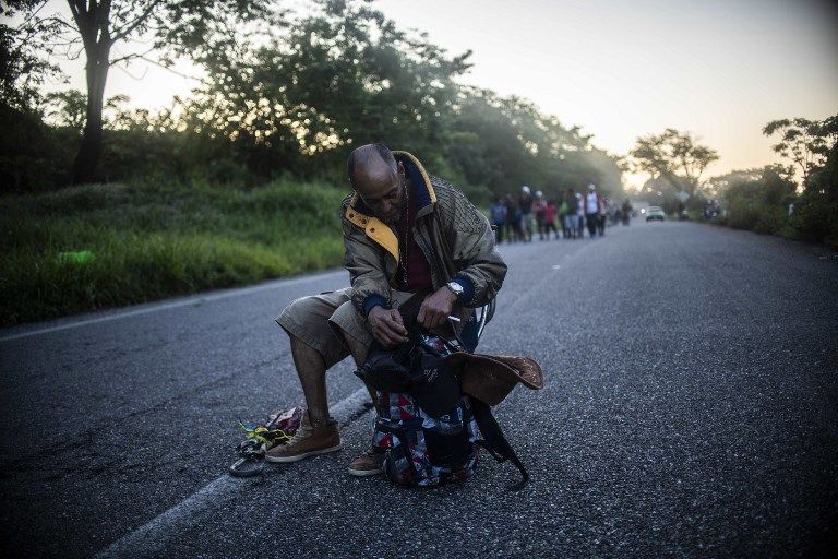 EN MÉXICO. La caravana, compuesta por unos 3.630 migrantes, según las autoridades y unos 5.500 según los organizadores, recibe ayuda de las personas de las ciudades en las que se detienen.