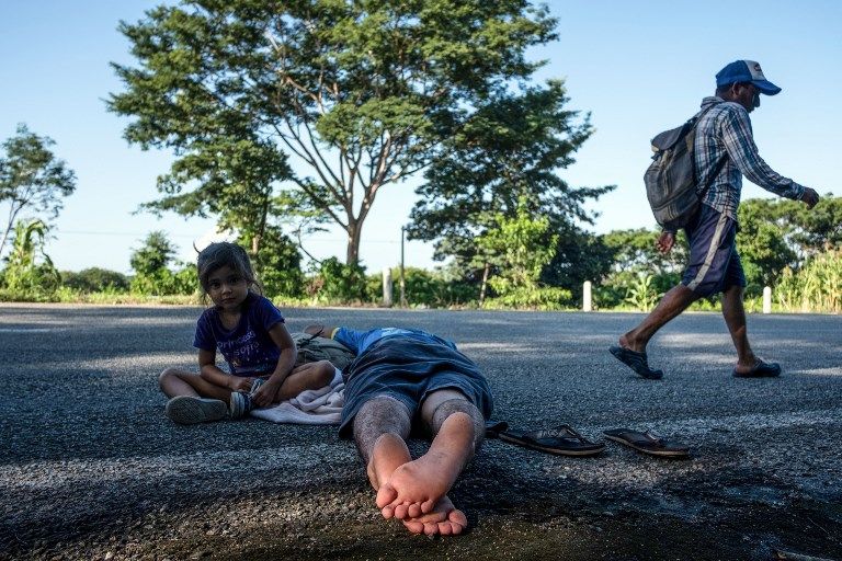 EN MÉXICO. La caravana, compuesta por unos 3.630 migrantes, según las autoridades y unos 5.500 según los organizadores, recibe ayuda de las personas de las ciudades en las que se detienen.