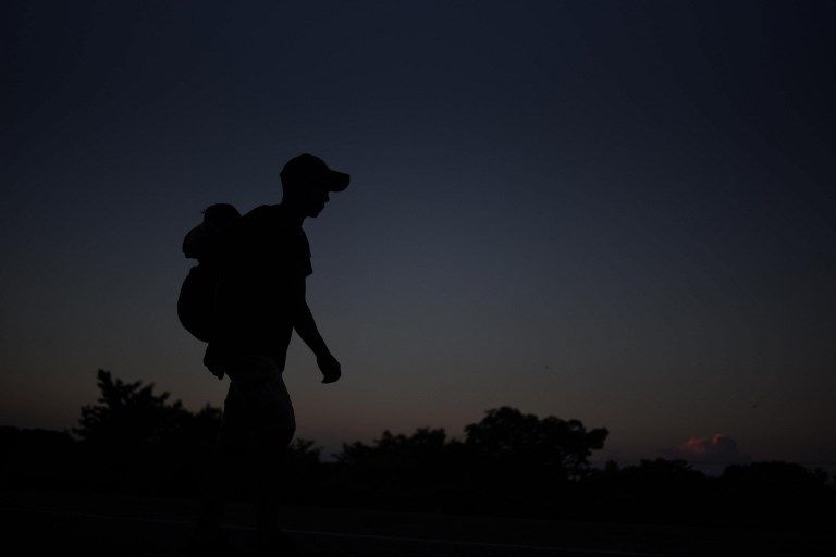 EN MÉXICO. La caravana, compuesta por unos 3.630 migrantes, según las autoridades y unos 5.500 según los organizadores, recibe ayuda de las personas de las ciudades en las que se detienen.