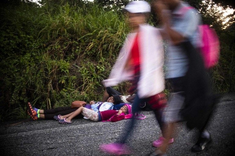 EN MÉXICO. La caravana, compuesta por unos 3.630 migrantes, según las autoridades y unos 5.500 según los organizadores, recibe ayuda de las personas de las ciudades en las que se detienen.