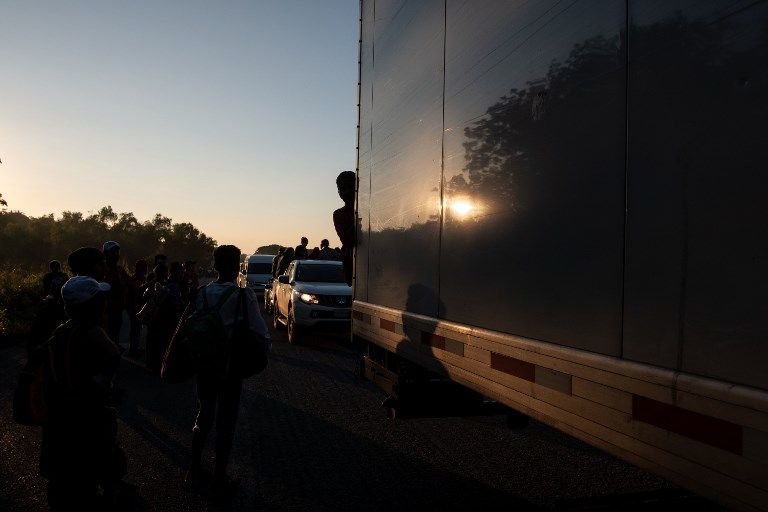 EN MÉXICO. La caravana, compuesta por unos 3.630 migrantes, según las autoridades y unos 5.500 según los organizadores, recibe ayuda de las personas de las ciudades en las que se detienen.