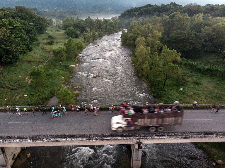 EN MÉXICO. La caravana, compuesta por unos 3.630 migrantes, según las autoridades y unos 5.500 según los organizadores, recibe ayuda de las personas de las ciudades en las que se detienen.