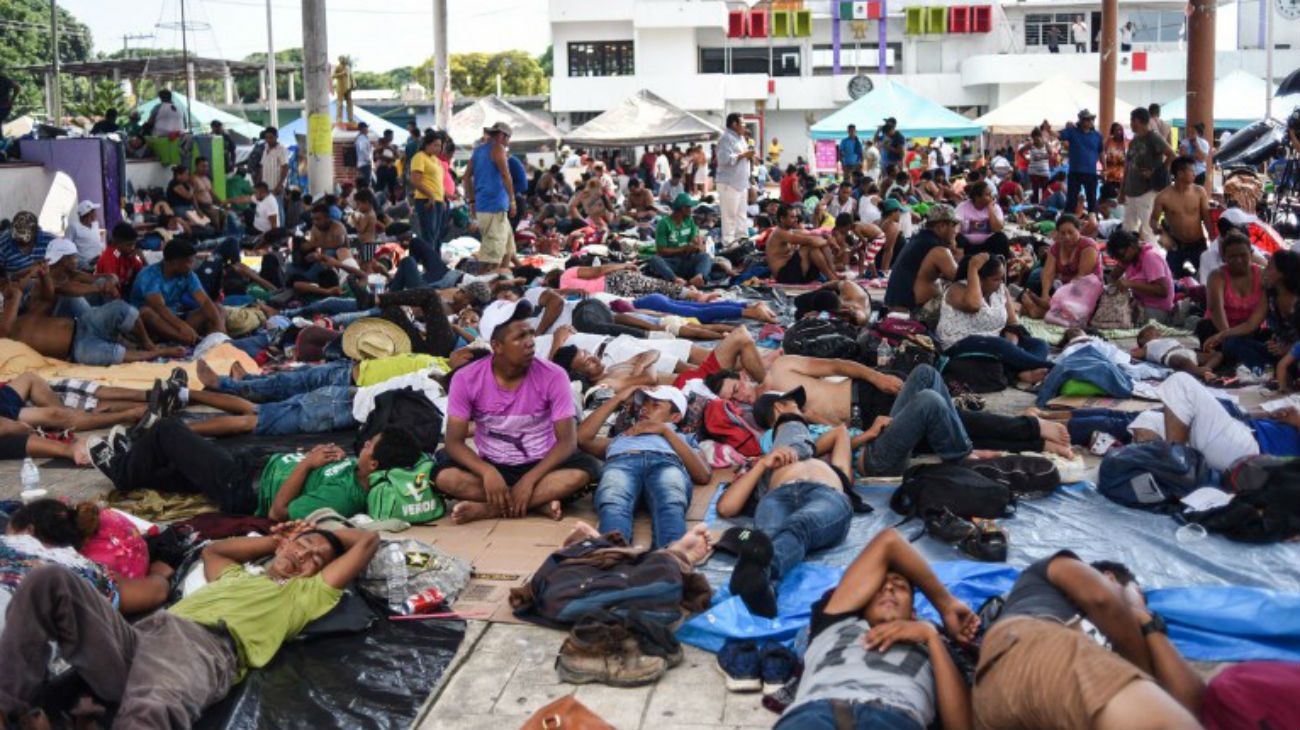 Los migrantes hondureños, que participan en una caravana que se dirige a los Estados Unidos, descansan durante una parada en Mapastepec, estado de Chiapas, México.