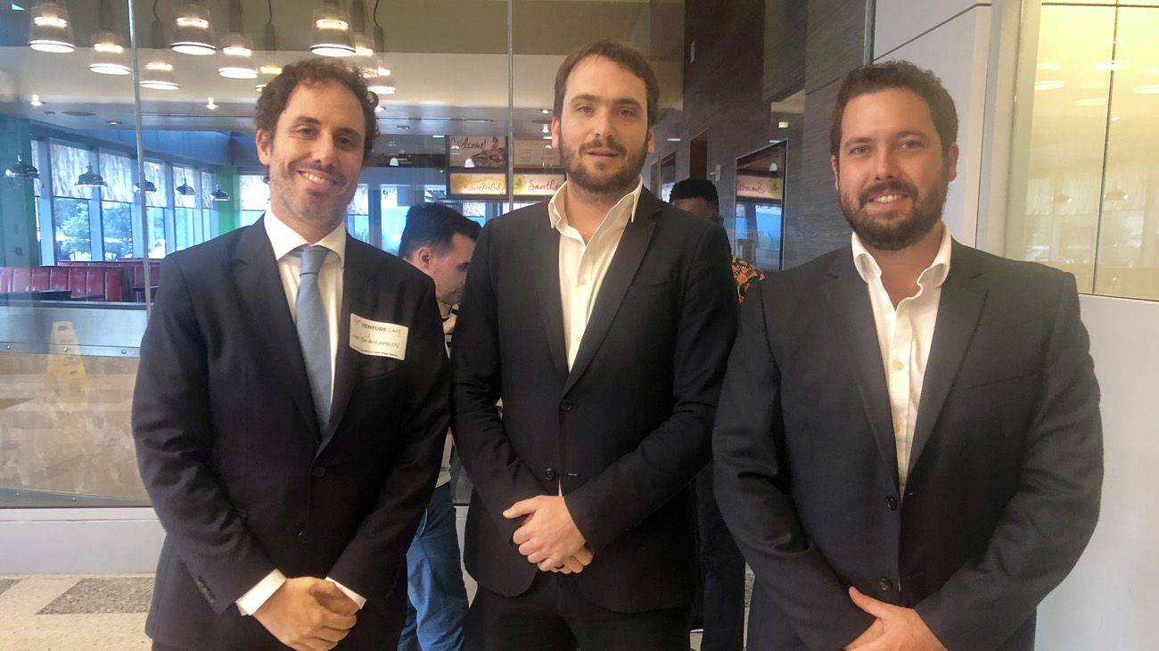 Martin D'antueno y Leandro Campagnucci del Consulado Argentino en Miami escoltan al Jefe de la Mision de CABA